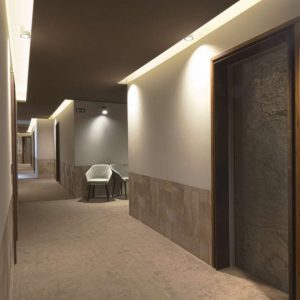 Ξύλινες ηχομονωτικές πυράντοχες πόρτες ΟPERA της Dierre. Τοποθέτηση σε τοιχοποιία από γυψοσανίδες, με αντιπυρική προστασία, και σε τοιχοποιία από τούβλα.